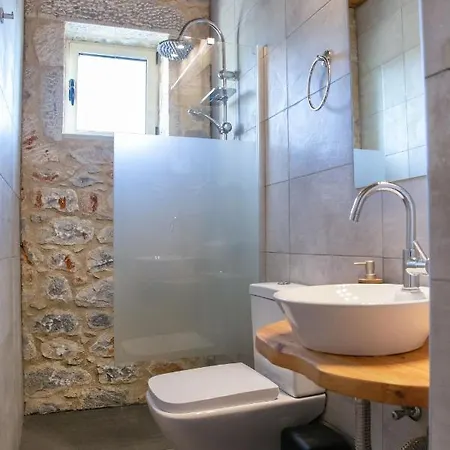 Gi - Ktima Xymitadi, Lovely 2 Bedroom Mezonette بيت للعطل *